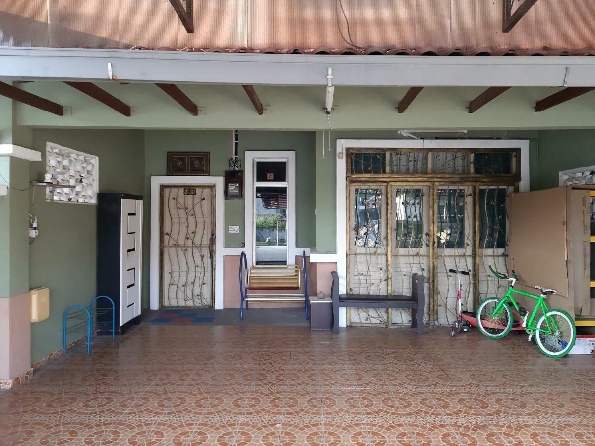 E&A Homestay Klia/ Sepang/ Nilai Экстерьер фото